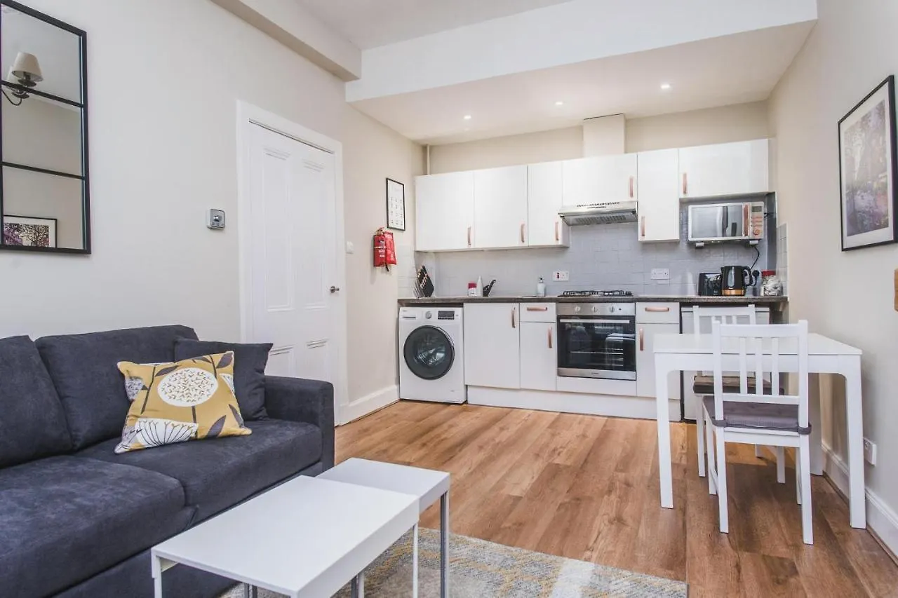 New Sleek 1Bd Edinburgh City Centre Stay